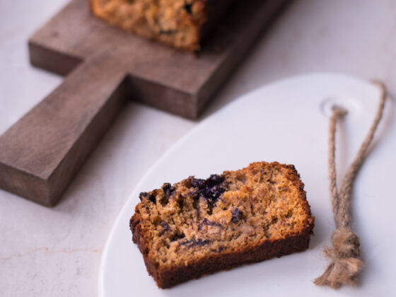 Bananenbrot mit Blaubeeren | FREE MINDED FOLKS