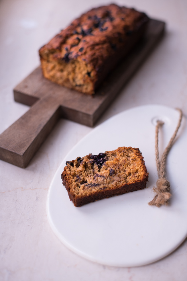 Bananenbrot mit Blaubeeren | FREE MINDED FOLKS