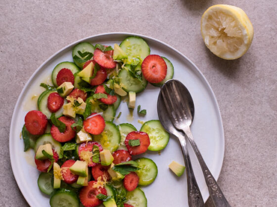 Gurkensalat Rezept mit Erdbeeren | FREE MINDED FOLKS