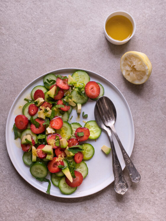 Gurkensalat Rezept mit Erdbeeren | FREE MINDED FOLKS