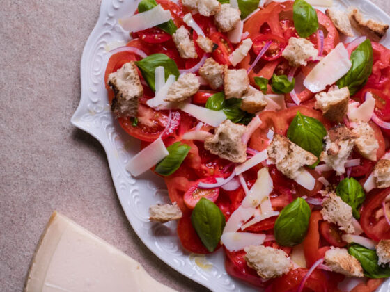 Tomatensalat mit geröstetem Brot | FREE MINDED FOLKS