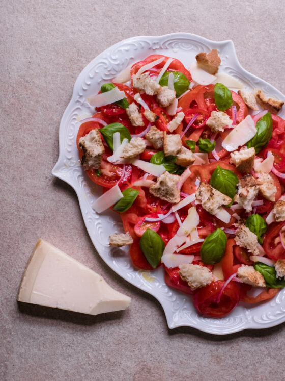 Tomatensalat mit geröstetem Brot | FREE MINDED FOLKS