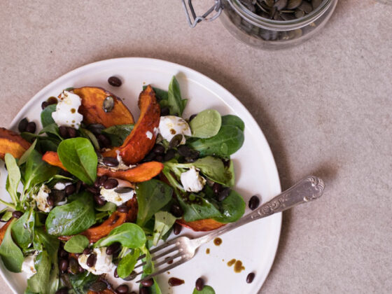 Kürbissalat mit Feldsalat und Kürbiskernöl-Dressing | FREE MINDED FOLKS