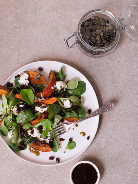 Kürbissalat mit Feldsalat und Kürbiskernöl-Dressing | FREE MINDED FOLKS