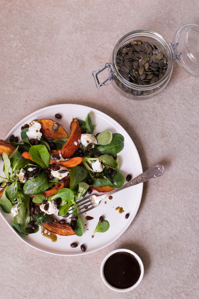 Kürbissalat mit Feldsalat und Kürbiskernöl-Dressing | FREE MINDED FOLKS