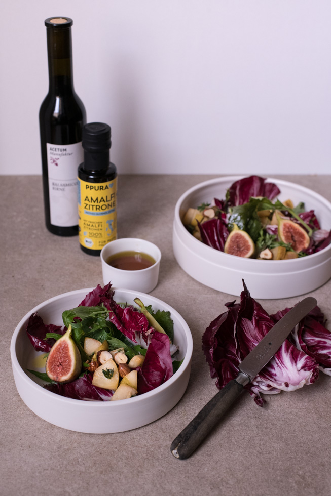 Radicchio Salat mit Birne, Haselnuss und Birnenvinaigrette | FREE MINDED FOLKS