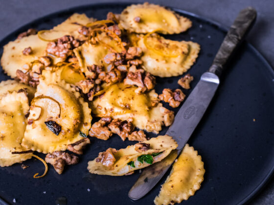 Spinat Ricotta Ravioli mit Orangen-Walnuss-Öl | FREE MINDED FOLKS