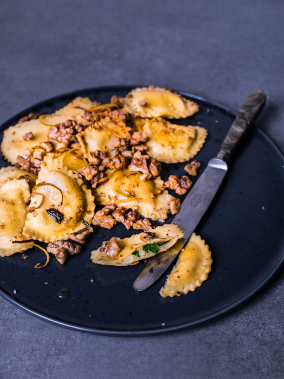 Spinat Ricotta Ravioli mit Orangen-Walnuss-Öl | FREE MINDED FOLKS