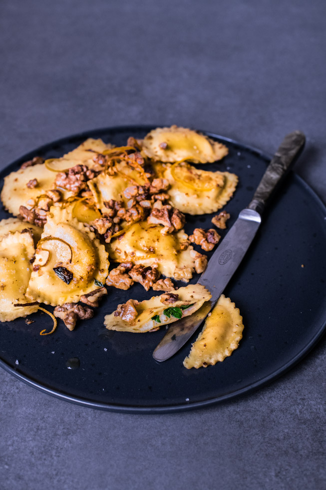 Spinat Ricotta Ravioli mit Orangen-Walnuss-Öl | FREE MINDED FOLKS