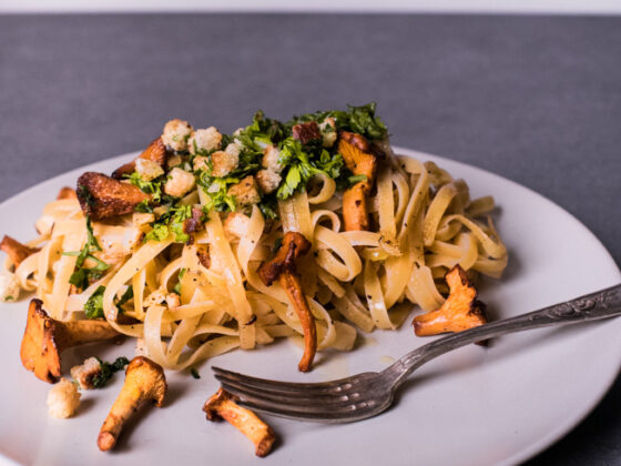 Tagliatelle mit Pfifferlingen und Petersilien-Knoblauch-Brotkrümeln | FREE MINDED FOLKS