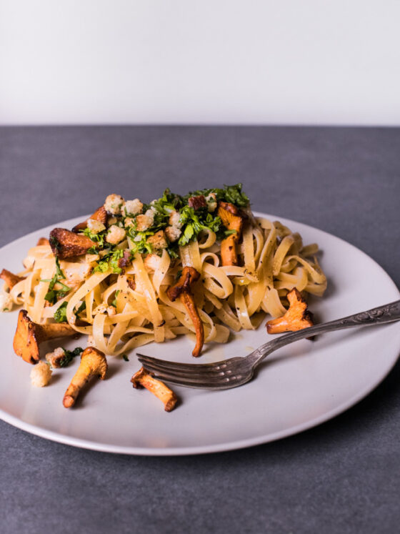 Tagliatelle mit Pfifferlingen und Petersilien-Knoblauch-Brotkrümeln | FREE MINDED FOLKS