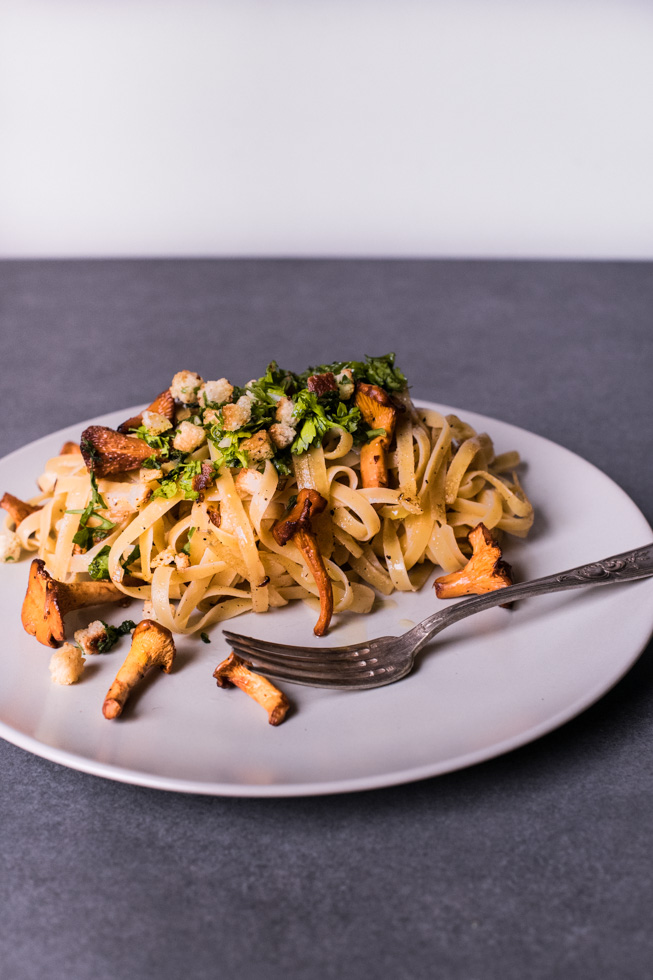 Tagliatelle mit Pfifferlingen und Petersilien-Knoblauch-Brotkrümeln | FREE MINDED FOLKS