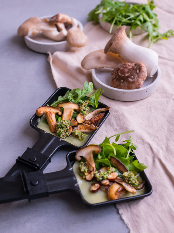 Raclette Pfännchen Idee mit Pilzen, Rucola-Pesto und Haselnüssen | FREE MINDED FOLKS